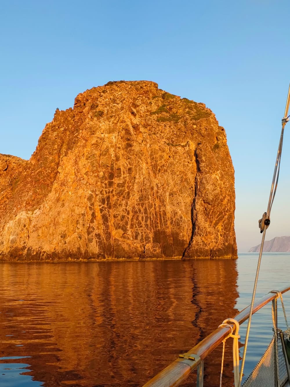 Ιστιοπλοΐα με Ανατολή & Περιήγηση Γαλήνης – Μήλος με το Πρωινό Φως