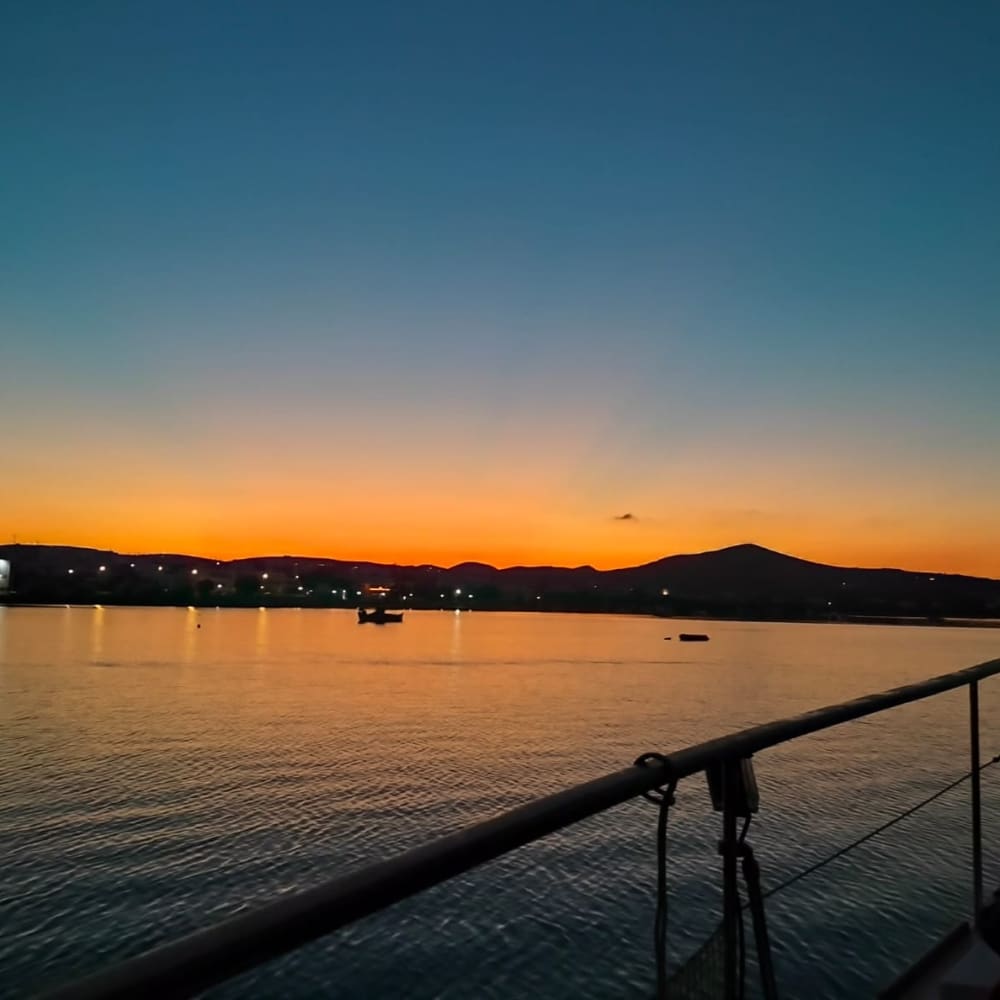 Ιστιοπλοΐα με Ανατολή & Περιήγηση Γαλήνης – Μήλος με το Πρωινό Φως