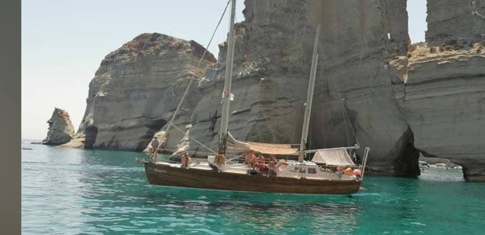 Κλέφτικο: Ιστιοπλοΐα, κολύμπι και φαγητό σε κρησφύγετο πειρατών