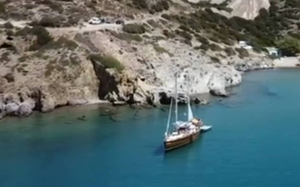 Κλέφτικο: Ιστιοπλοΐα, κολύμπι και φαγητό σε κρησφύγετο πειρατών