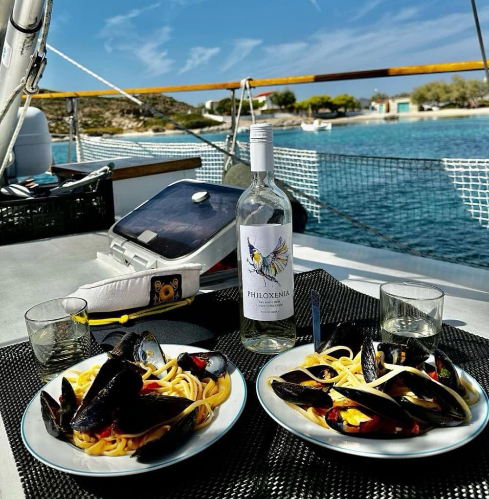 Κλέφτικο: Ιστιοπλοΐα, κολύμπι και φαγητό σε κρησφύγετο πειρατών