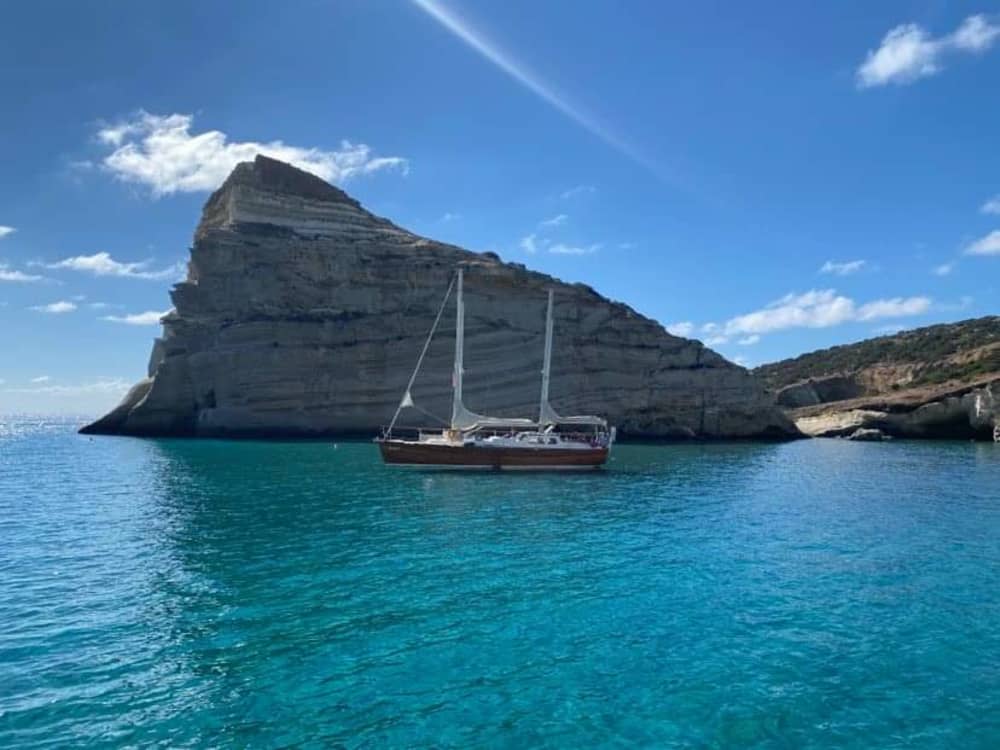 Κλέφτικο: Ιστιοπλοΐα, κολύμπι και φαγητό σε κρησφύγετο πειρατών