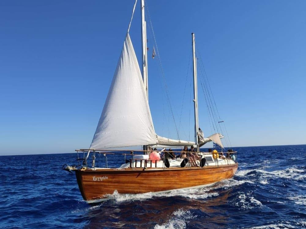 Κλέφτικο: Ιστιοπλοΐα, κολύμπι και φαγητό σε κρησφύγετο πειρατών