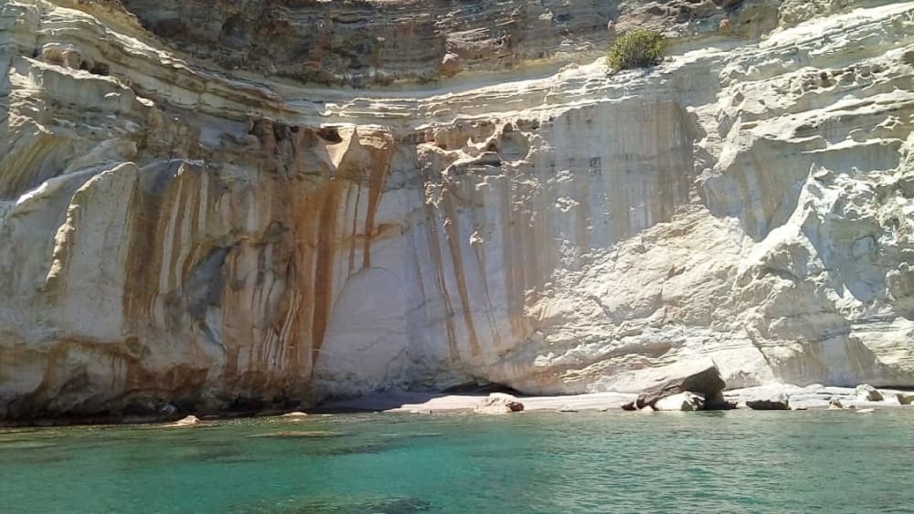 Κλέφτικο: Ιστιοπλοΐα, κολύμπι και φαγητό σε κρησφύγετο πειρατών
