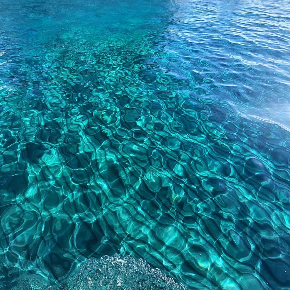 Experiencia Kleftiko: navega, nada y cena en el escondite de un pirata