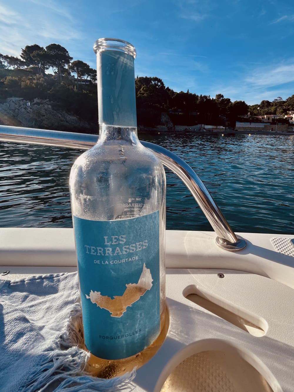 Aperitivo al tramonto in mare – Un momento sospeso...