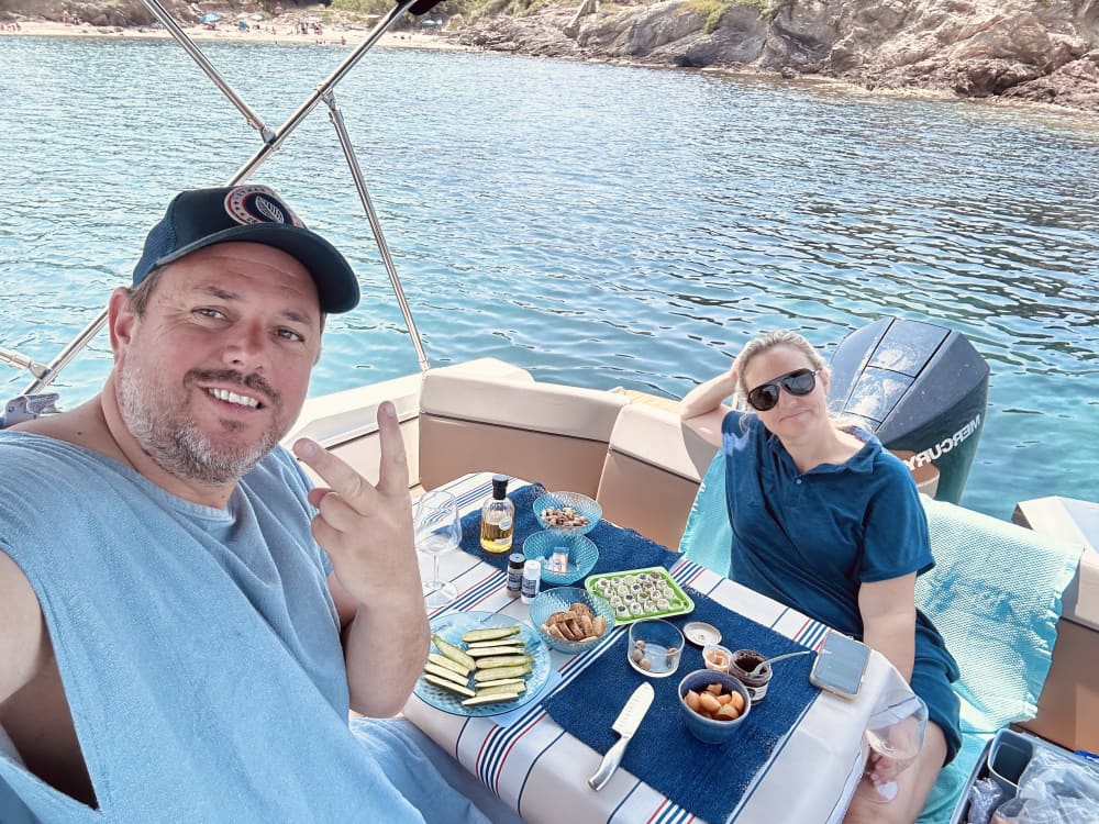 Aperitivo al tramonto in mare – Un momento sospeso...