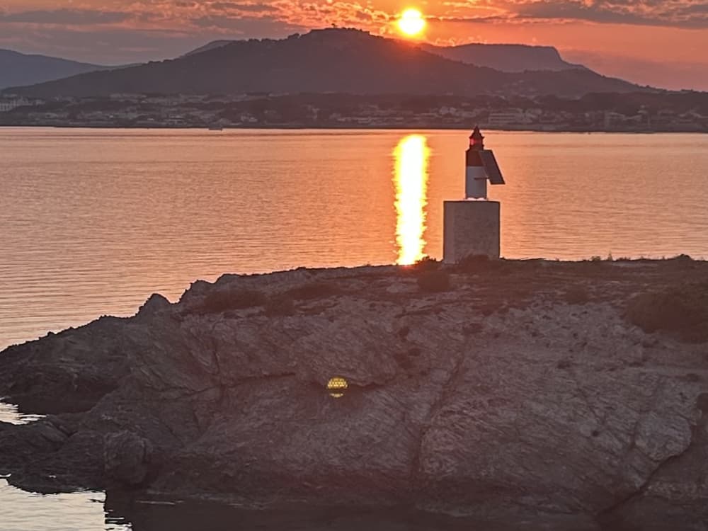 Aperitivo al tramonto in mare – Un momento sospeso...