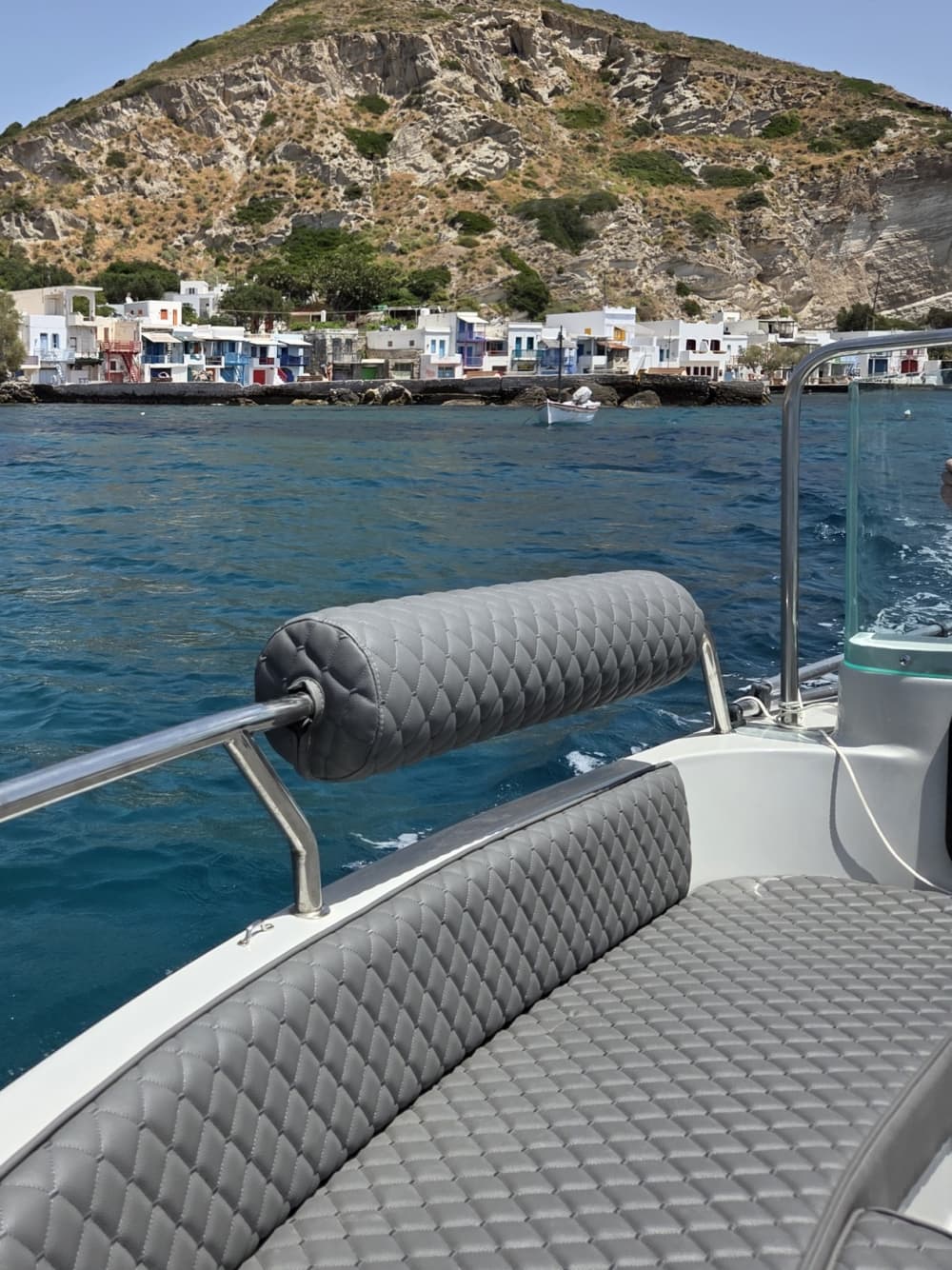 Profitez d'une excursion de 9 heures en bateau à moteur pour explorer le port de Milos, à Milos.