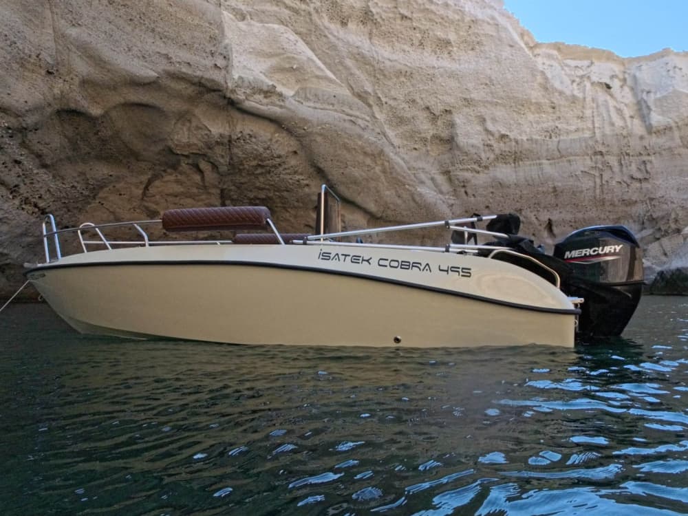 Disfruta de 9 horas en una lancha motora para explorar el puerto de Milos, Milos.
