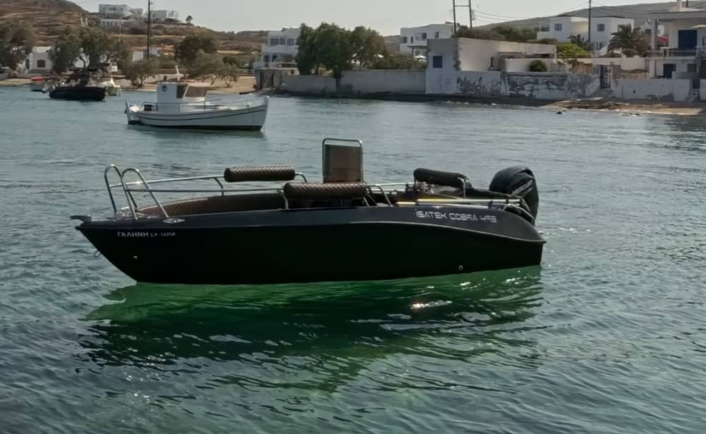 Насладитесь 9-часовой прогулкой на моторной лодке по порту Милоса.