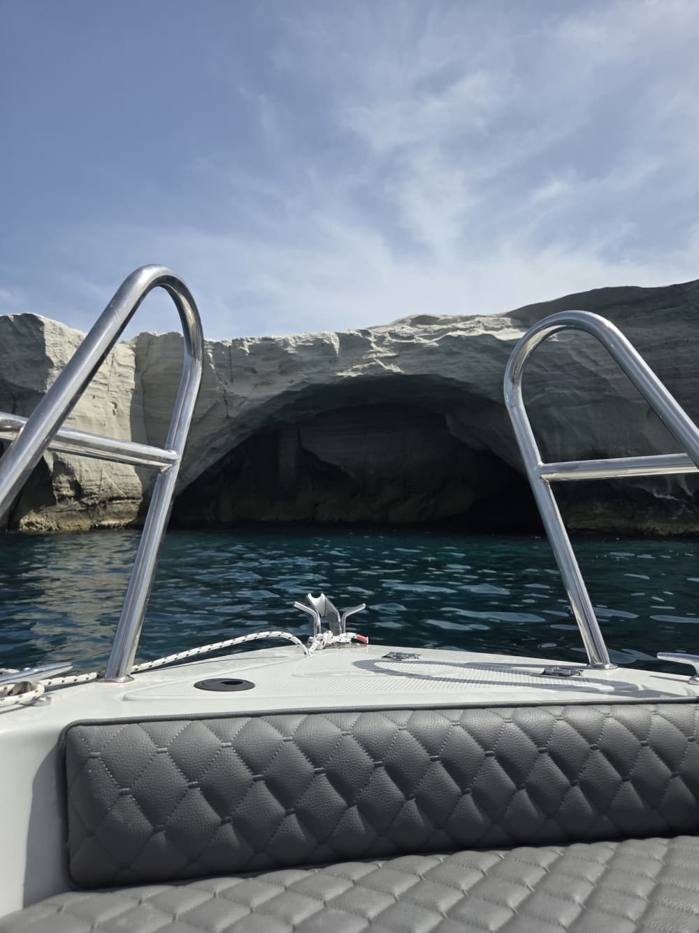 Disfruta de 9 horas en una lancha motora para explorar el puerto de Milos, Milos.