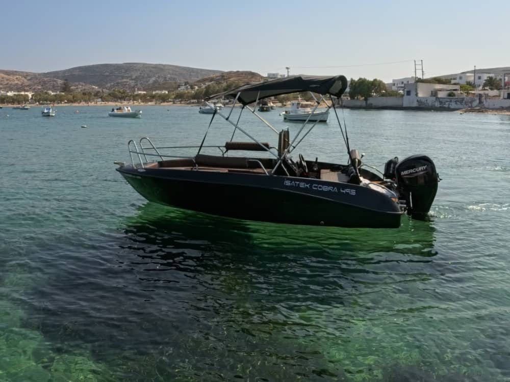 Насладитесь 9-часовой прогулкой на моторной лодке по порту Милоса.