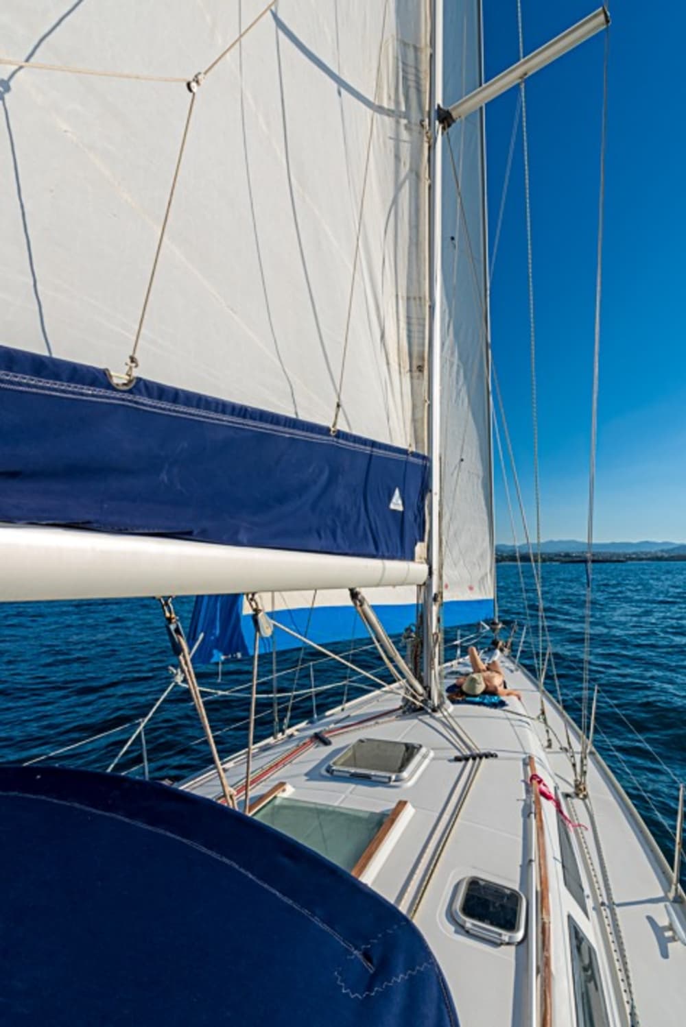 Traccia la rotta verso la gioia: una giornata intera di autentica navigazione a vela a Chania a bordo di una barca a vela.