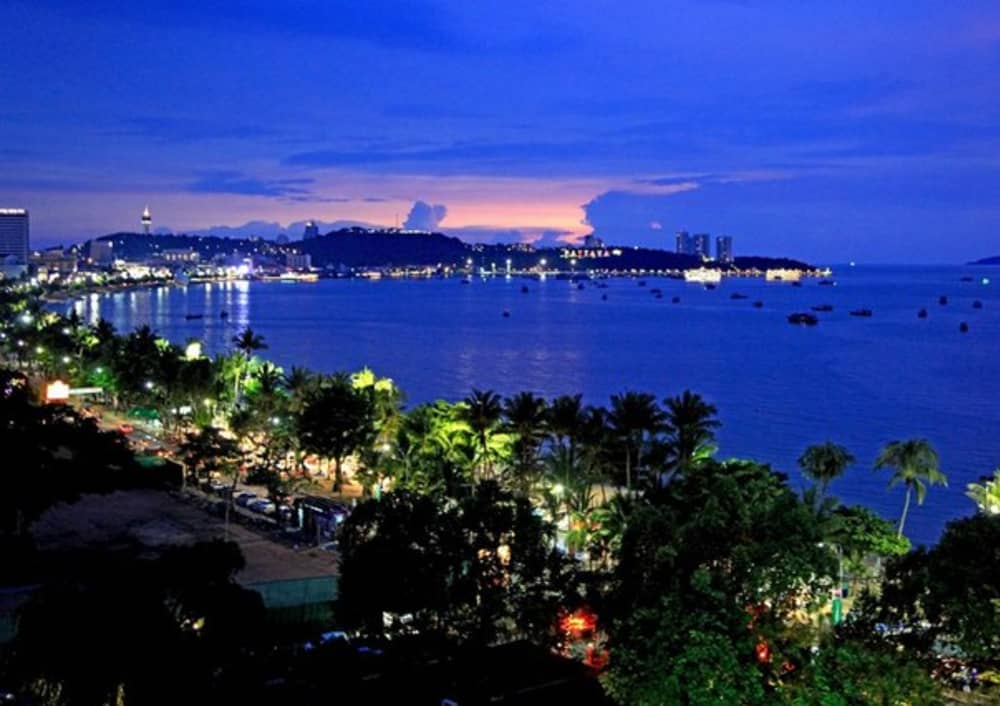 Night walk along the coast to central Pattaya from 3 hours