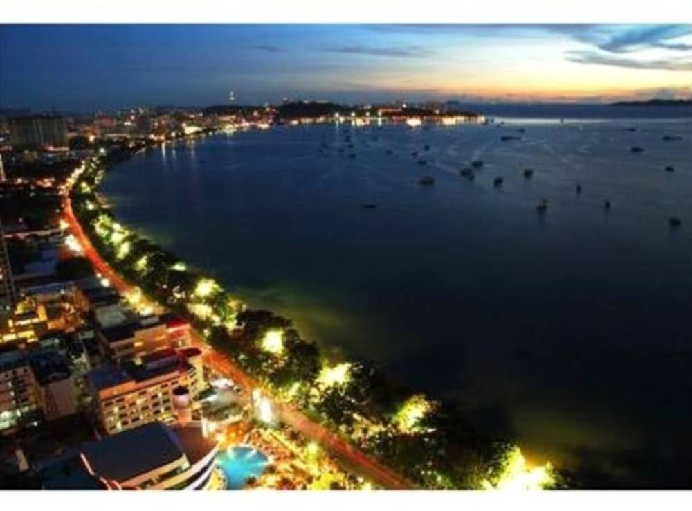 Night walk along the coast to central Pattaya from 3 hours