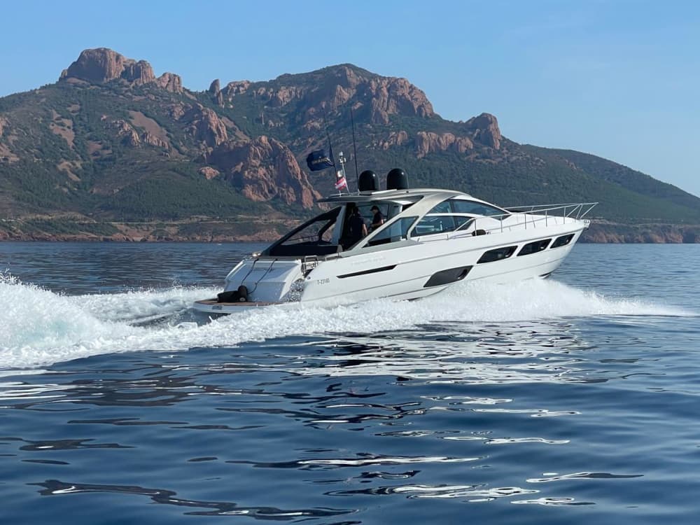 🚤 Однодневная экскурсия на яхте премиум-класса Pershing 5X – Канны, Пампелон и Кап-Тайя | Шампанское, сапсерфинг, подводный скутер, вейкбординг