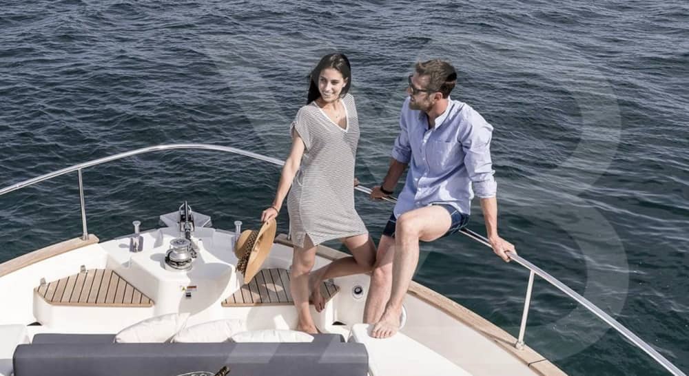 Descubre las famosas cuevas y playas secretas en una excursión de un día completo en lancha motora.