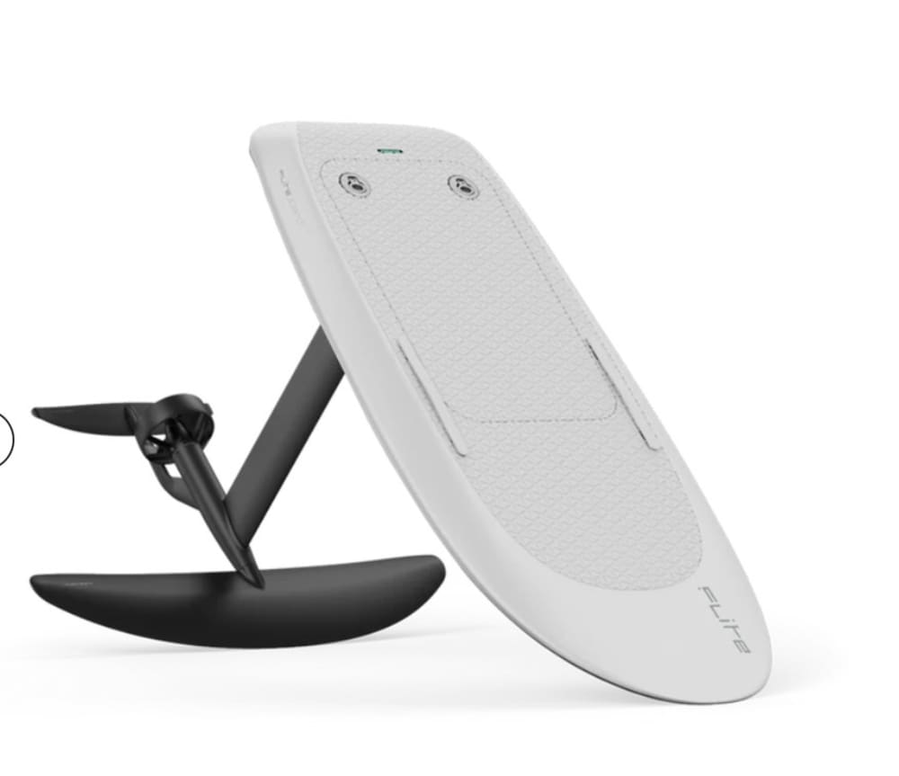 Descubre las famosas cuevas y playas secretas en una excursión de un día completo en lancha motora.