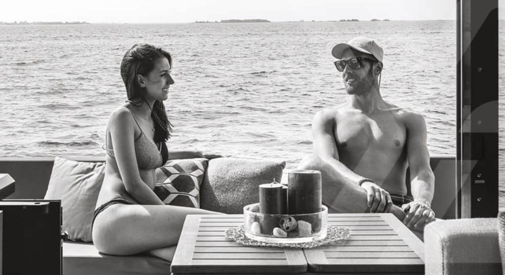 Descubre las famosas cuevas y playas secretas en una excursión de un día completo en lancha motora.