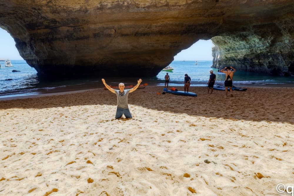 Descubre las famosas cuevas y playas secretas en una excursión de un día completo en lancha motora.