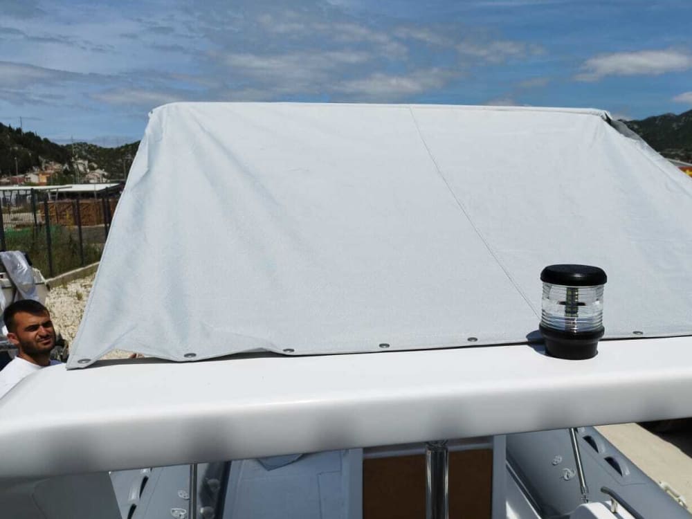 Votre journée à Supetar : louez un bateau à moteur pour une journée complète de découverte.