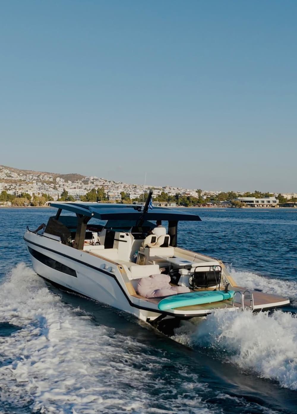 Huur een motorboot voor 4 uur plezier.