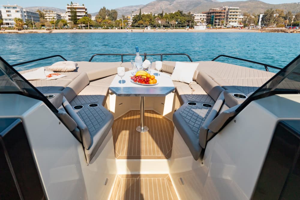 Huur een motorboot voor 4 uur plezier.