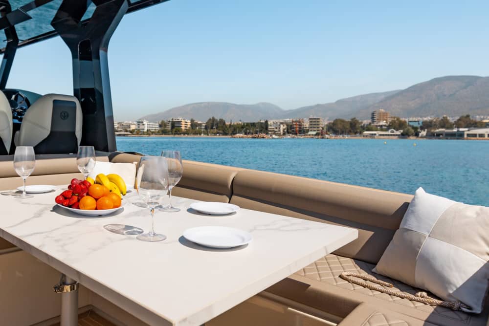 Huur een motorboot voor 4 uur plezier.