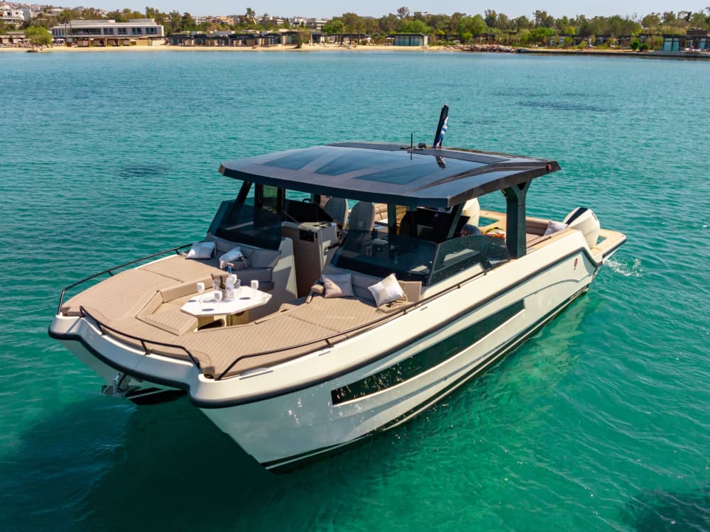 Huur een motorboot voor 4 uur plezier.