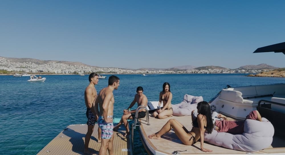 Huur een motorboot voor 4 uur plezier.