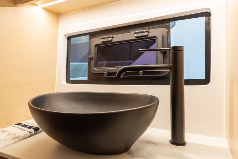 Huur een motorboot voor 4 uur plezier.