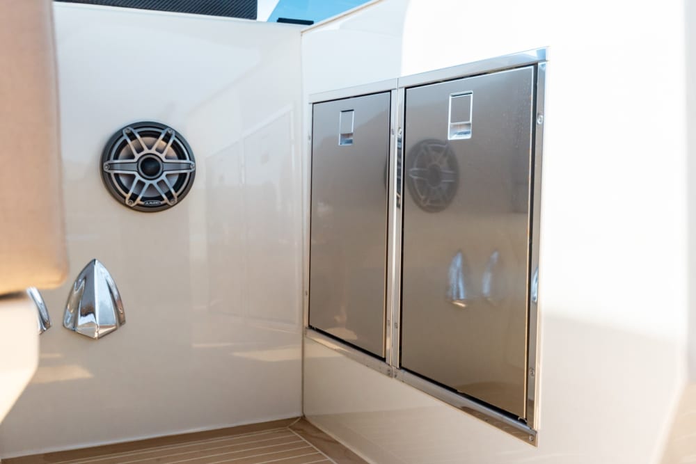 Huur een motorboot voor 4 uur plezier.