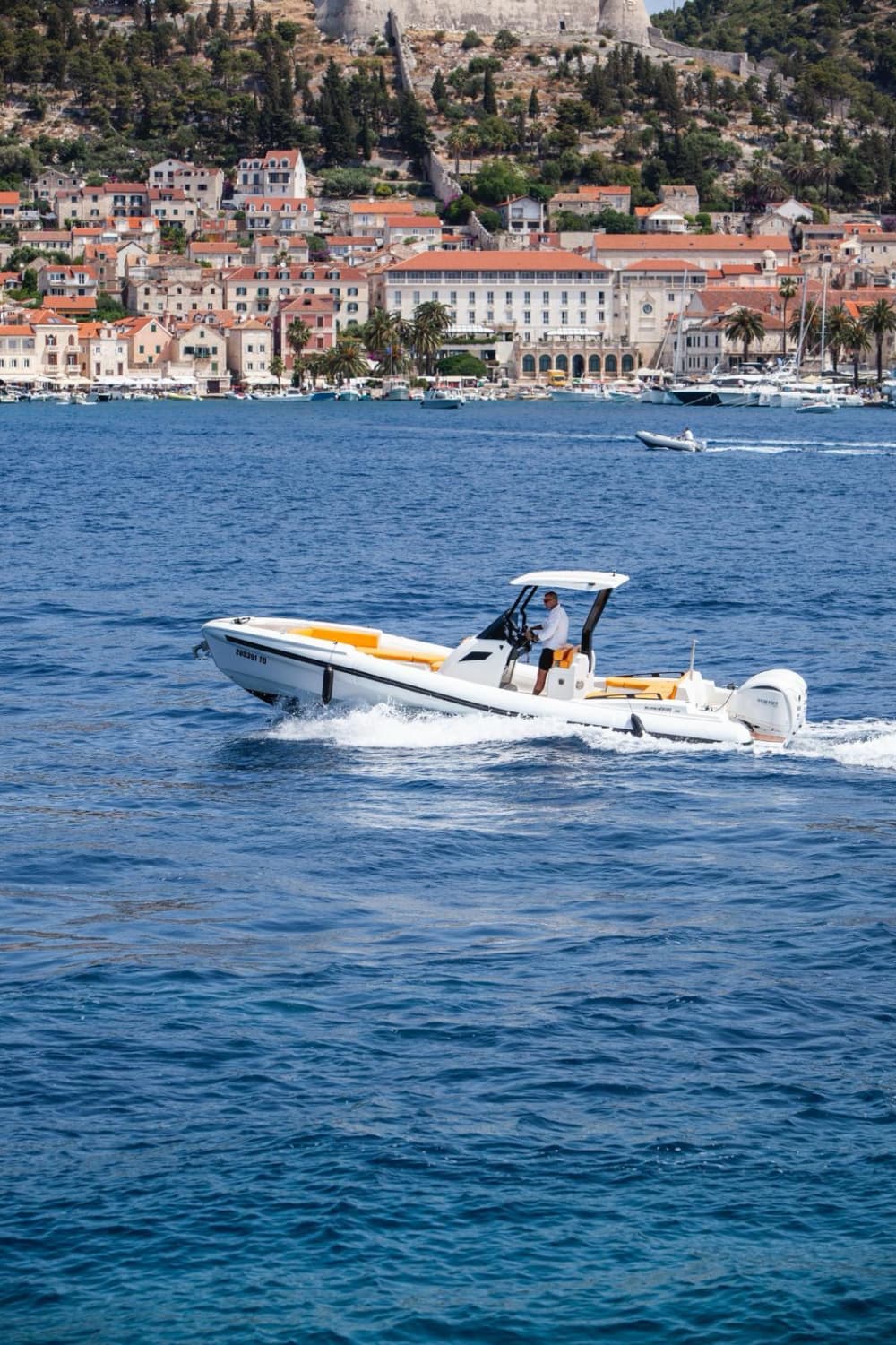 La tua giornata a Murter: noleggia un motoscafo per una giornata intera alla scoperta dell'isola.