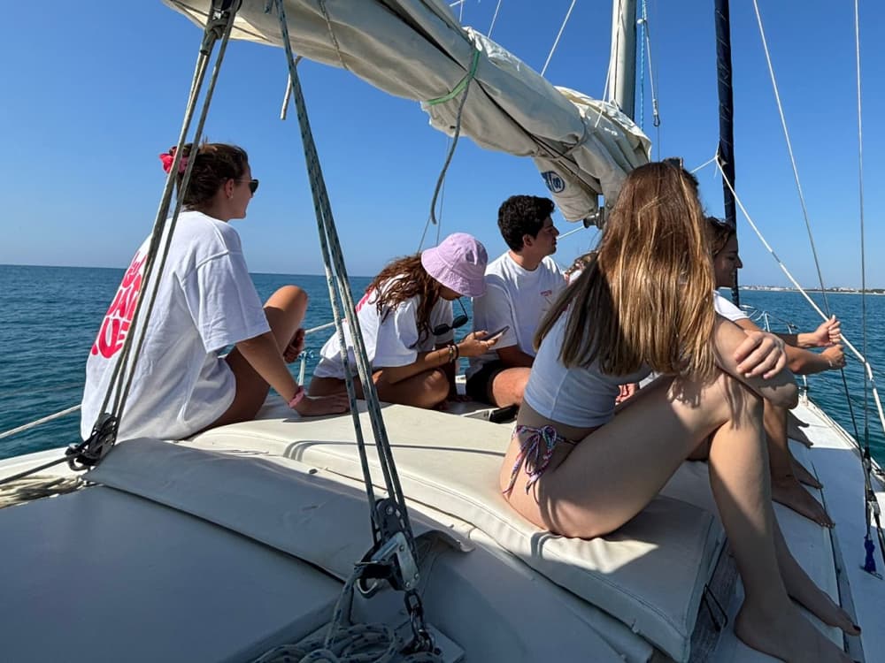 Sehen Sie nicht nur die Küste – segeln Sie sie! Ein unvergesslicher Morgencharter.