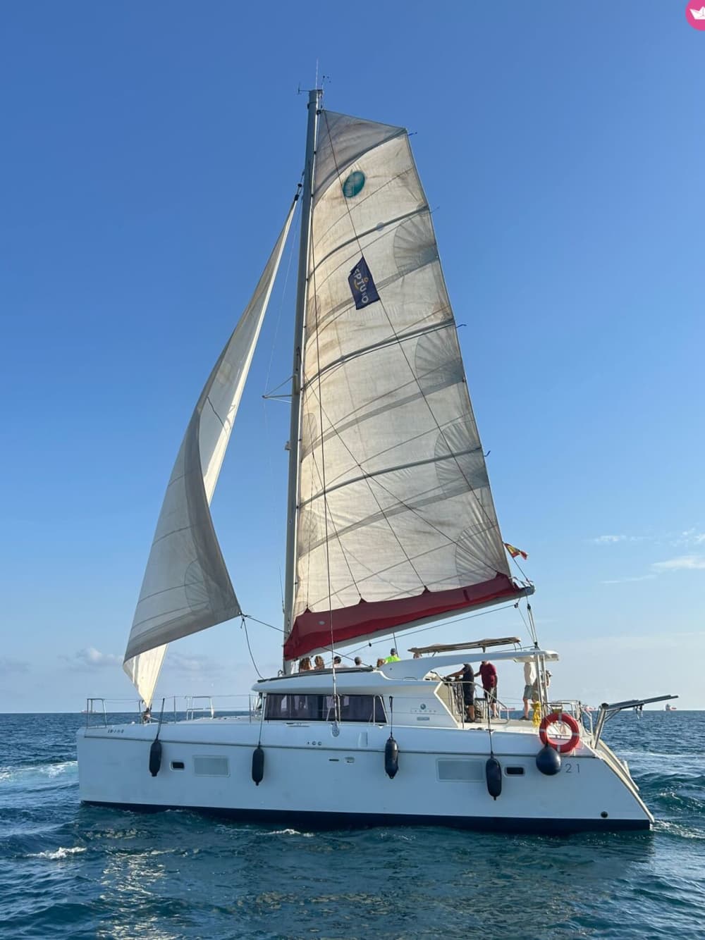 Goldene Stunde in Barcelona – Sonnenuntergang am Meer auf einem Katamaran