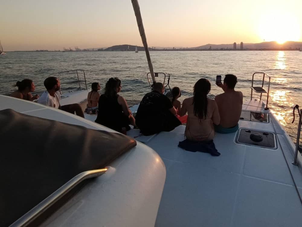 Goldene Stunde in Barcelona – Sonnenuntergang am Meer auf einem Katamaran