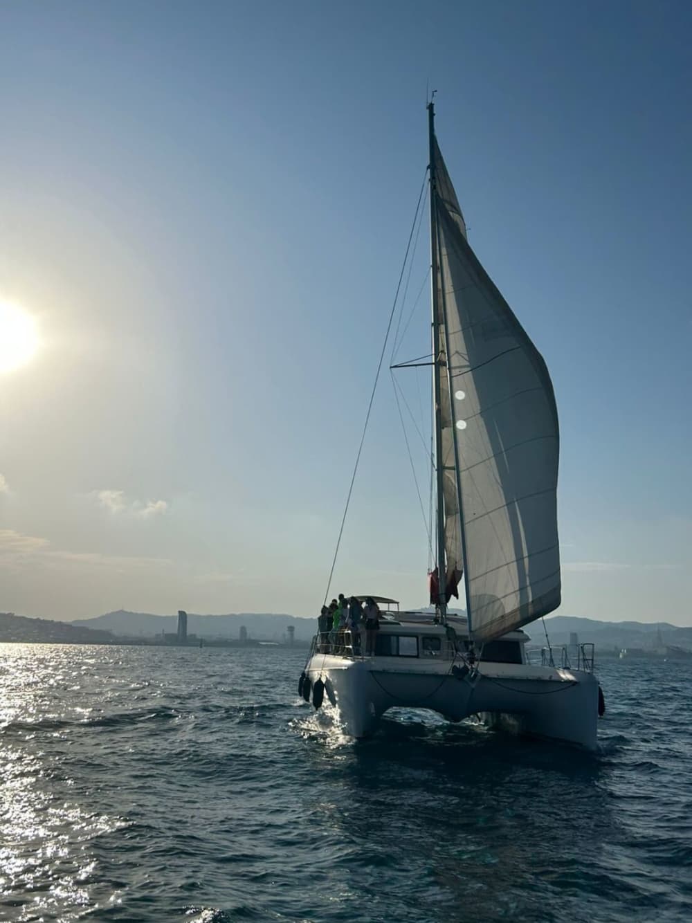Goldene Stunde in Barcelona – Sonnenuntergang am Meer auf einem Katamaran