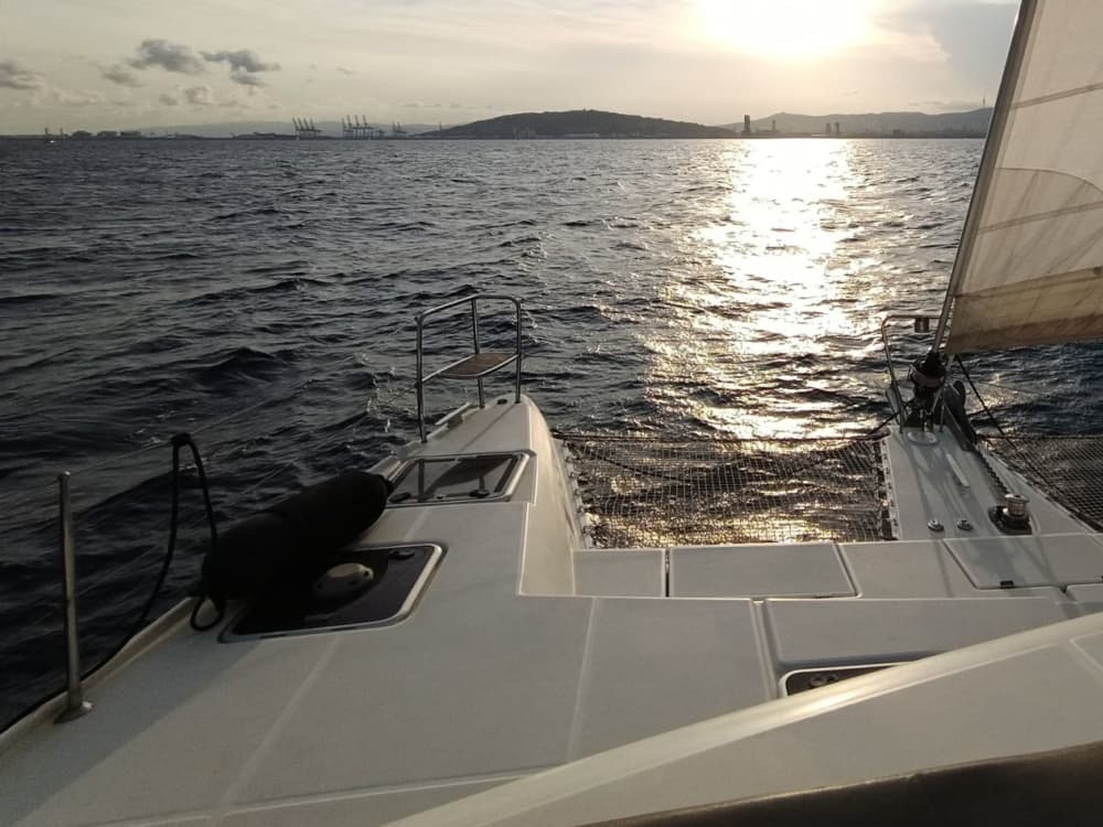 Goldene Stunde in Barcelona – Sonnenuntergang am Meer auf einem Katamaran