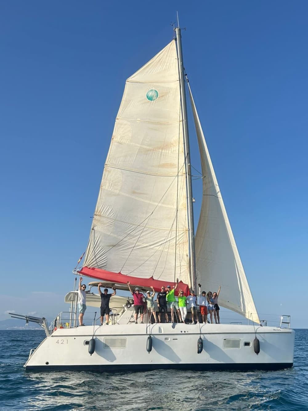 Goldene Stunde in Barcelona – Sonnenuntergang am Meer auf einem Katamaran