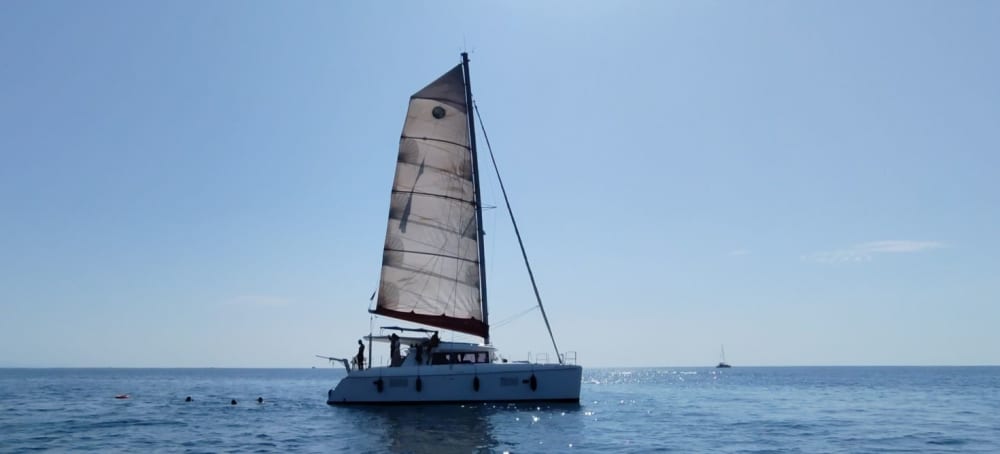 Goldene Stunde in Barcelona – Sonnenuntergang am Meer auf einem Katamaran