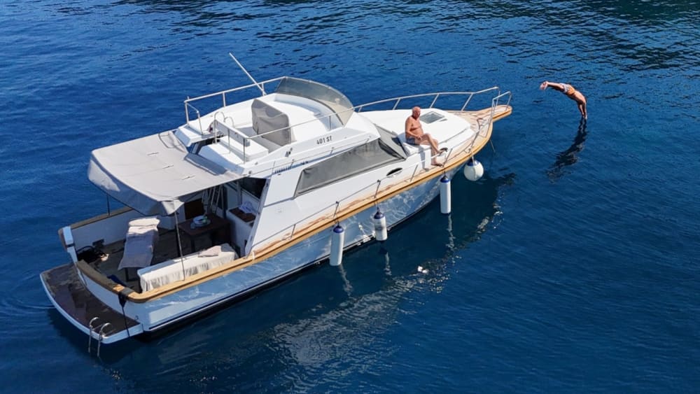 Excursión privada en barco por los alrededores de Dubrovnik a bordo de una lancha motora.