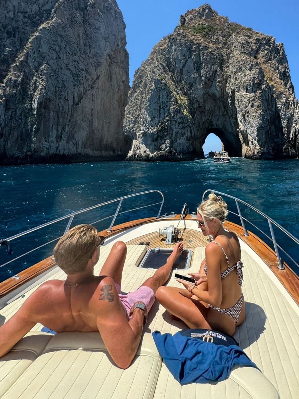 Scopri Praiano: una giornata intera di sole a bordo di un motoscafo.