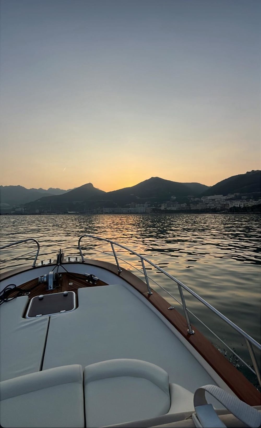 Scopri Praiano: una giornata intera di sole a bordo di un motoscafo.