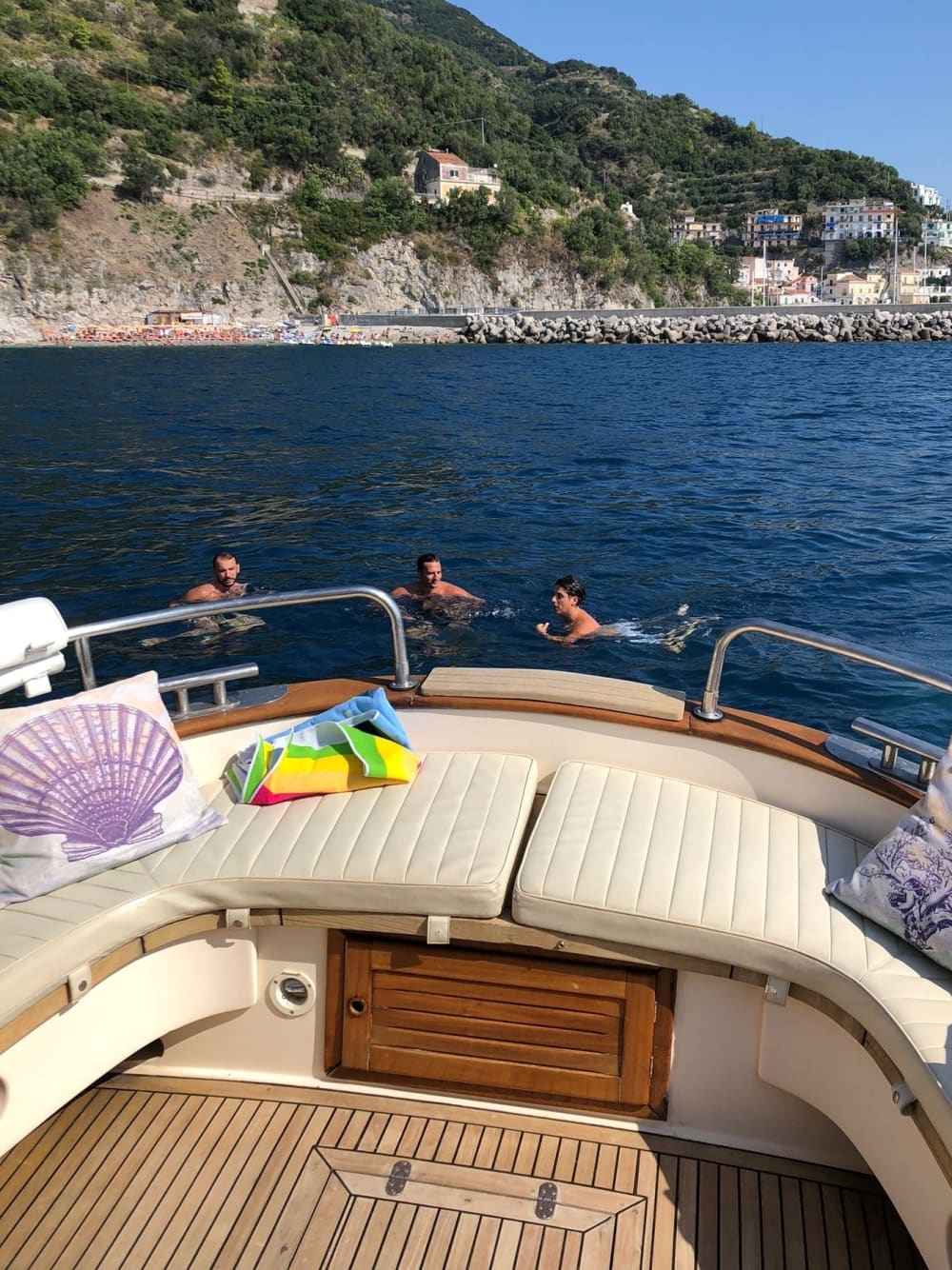 Scopri Praiano: una giornata intera di sole a bordo di un motoscafo.