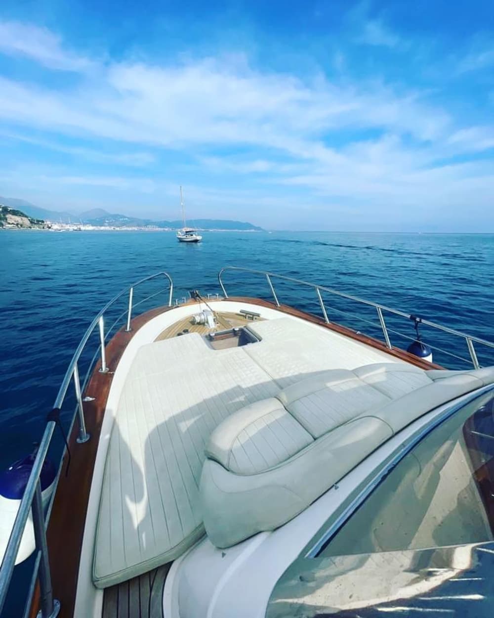 Scopri Praiano: una giornata intera di sole a bordo di un motoscafo.