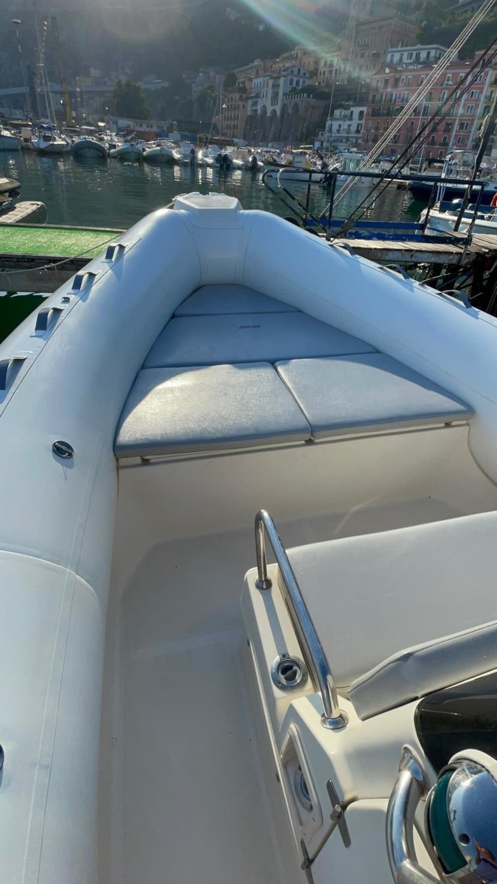 La tua barca a motore privata per una giornata intorno a Praiano