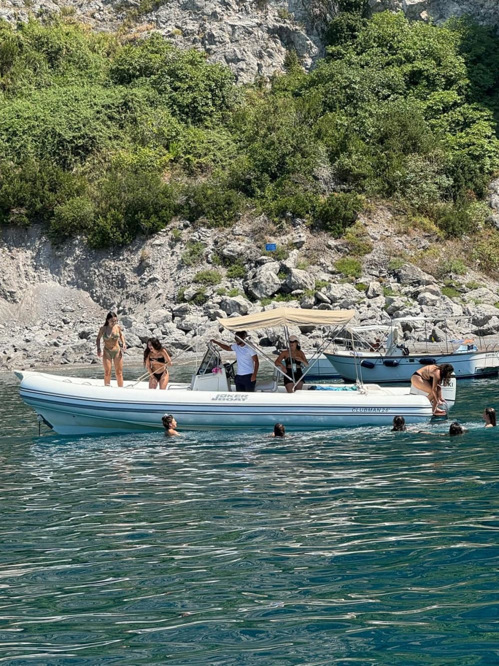 La tua barca a motore privata per una giornata intorno a Praiano