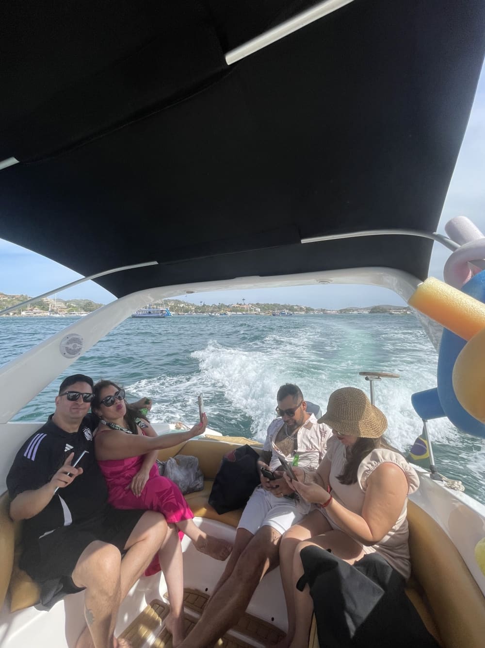 Votre journée à Armação dos Búzios : Louez un bateau à moteur pour 9h de découverte