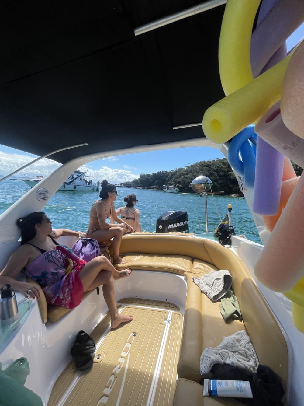 Votre journée à Armação dos Búzios : Louez un bateau à moteur pour 9h de découverte